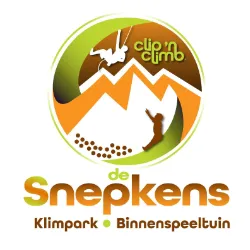 imgi_49_Untitled1-6329805 Logo van Snepkens klimpark en binnenspeeltuin met berg- en klimicoontjes en oranje-groene kleuren.
