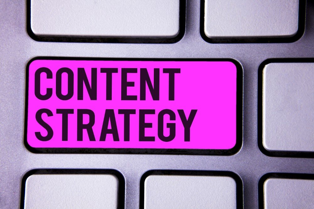 socialmedia-deel23 Toetsenbord met felle roze toets met tekst 'Content Strategy' voor digitale marketing