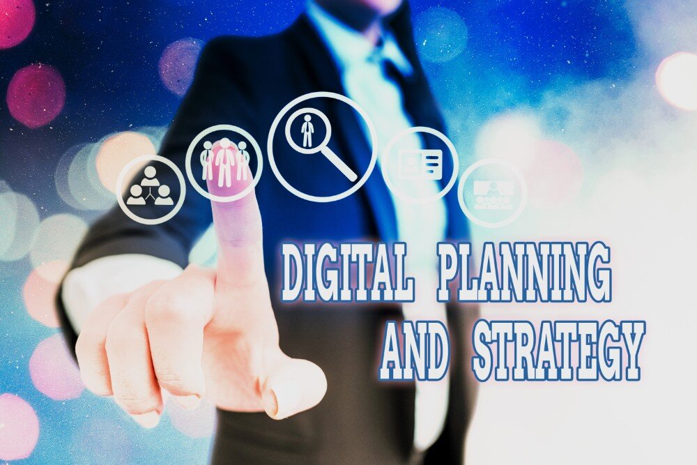 socialmedia-deel28 Mens wijst op digitale iconen met tekst 'Digital Planning and Strategy' op kleurrijke achtergrond