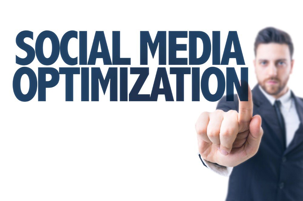 socialmedia10 Man in pak wijst naar tekst 'Social Media Optimization' op witte achtergrond.