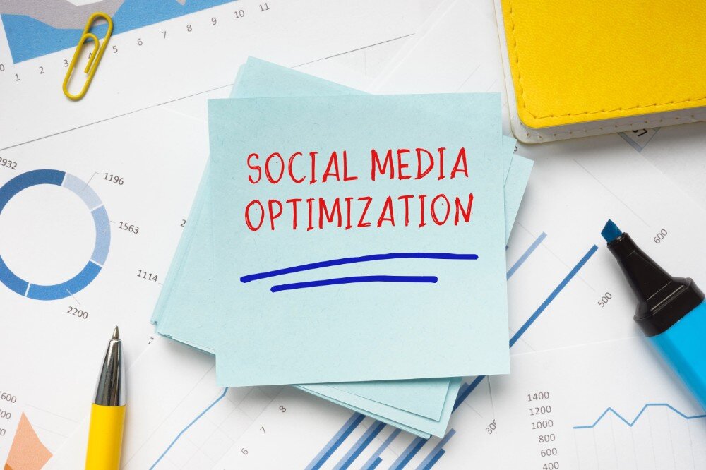 socialmedia14 Notitie met 'Social Media Optimization' naast grafieken en kantoorartikelen