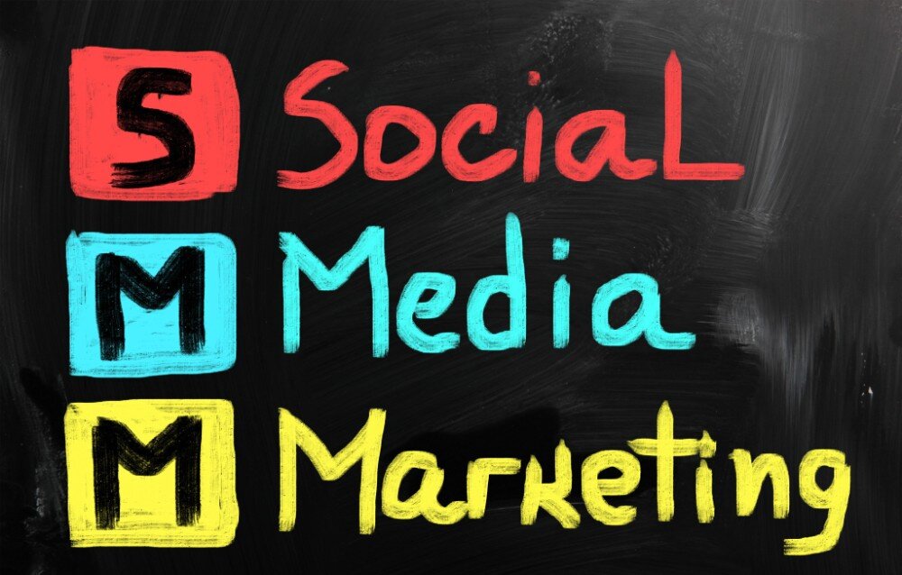 socialmedia3 Borden met de tekst 'Social Media Marketing' in kleurrijke letters op een krijtbord achtergrond.