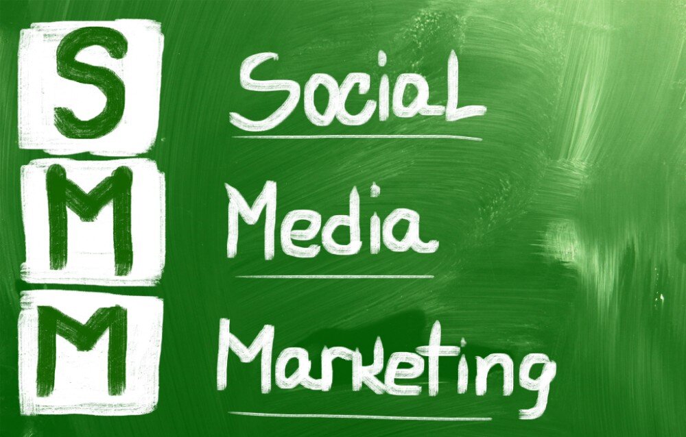 socialmedia4 Groen schoolbord met tekst: Social Media Marketing en letters SMM horizontaal uitgelijnd.