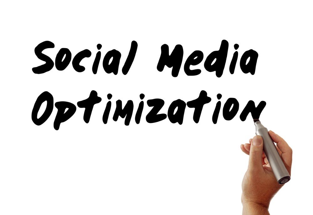 socialmedia5 Hand schrijft 'Social Media Optimization' met zwarte marker op witte achtergrond