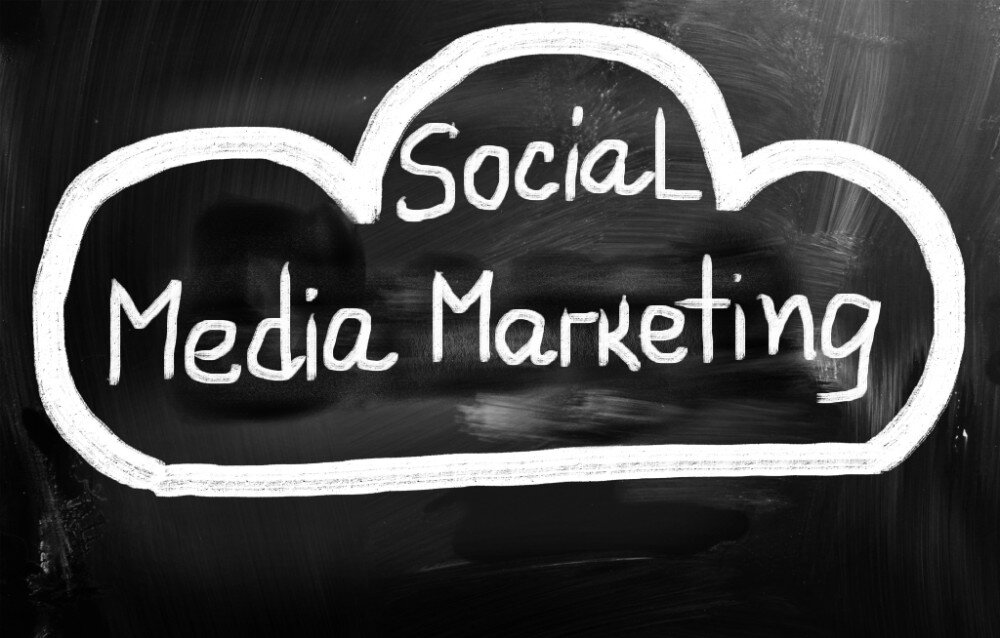 socialmedia6 Krijtbord met de tekst 'Social Media Marketing' in een getekende wolk