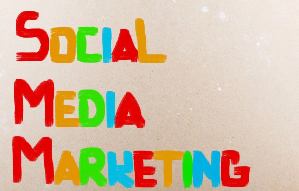 socialmedia8 Vrolijke tekst āSocial Media Marketingā in felle kleuren op een beige achtergrond.