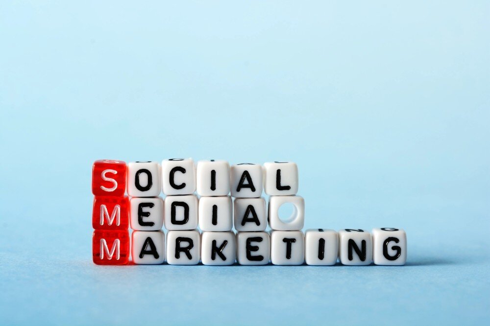 socialmedia9 Blokken met letters vormen de tekst 'Social Media Marketing', tegen een lichte achtergrond.